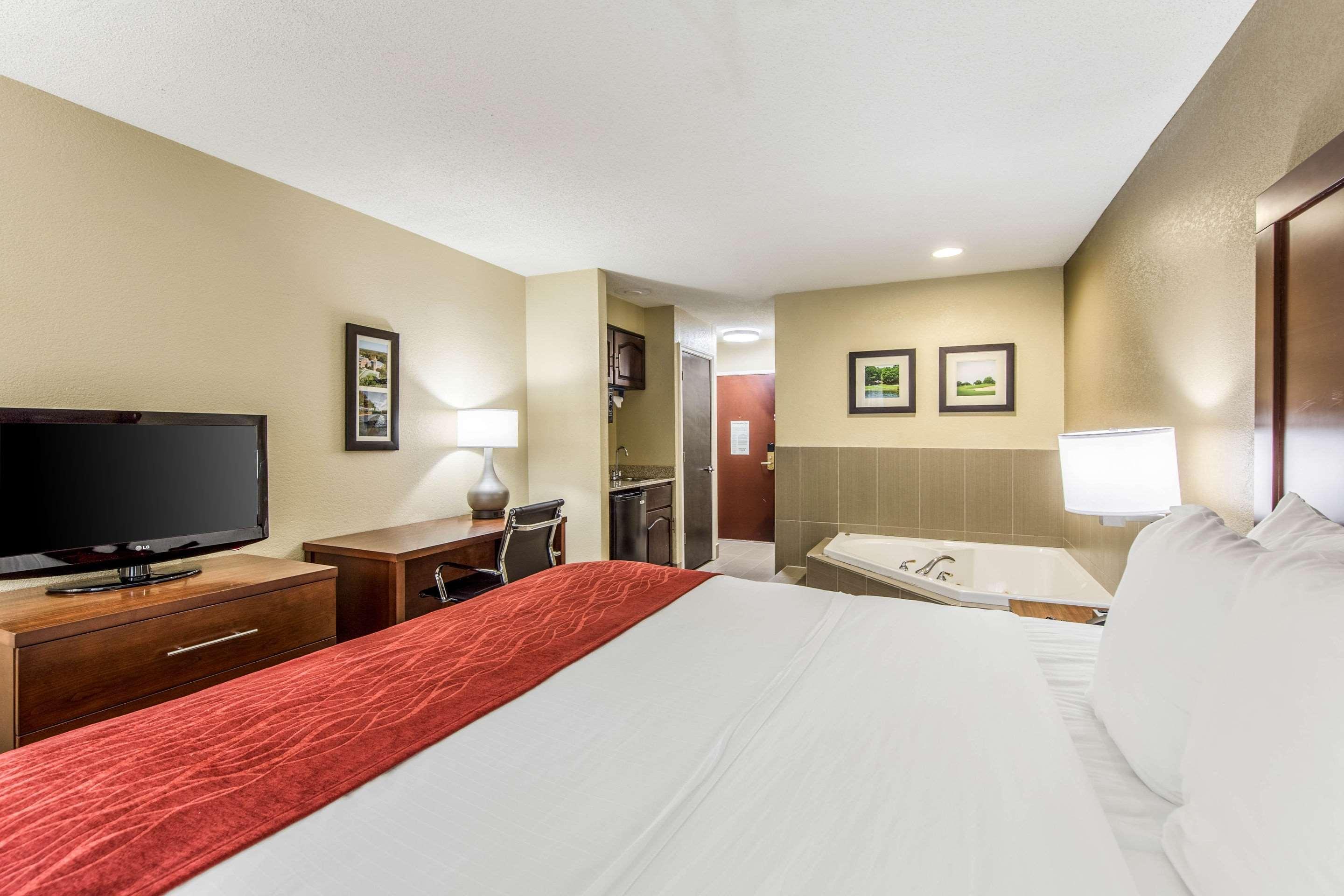 Comfort Inn & Suites Greenwood Near University Exteriör bild