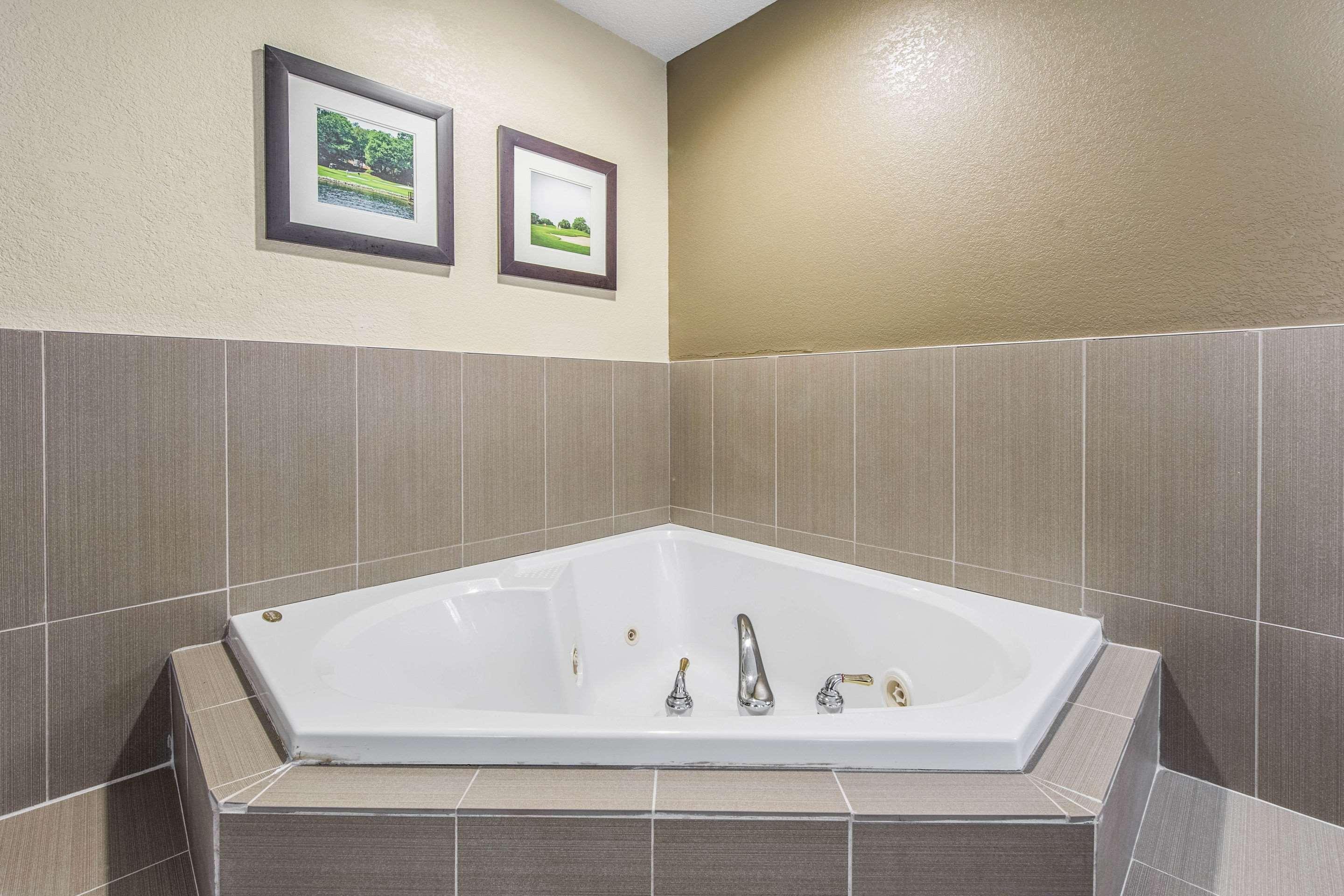 Comfort Inn & Suites Greenwood Near University Exteriör bild