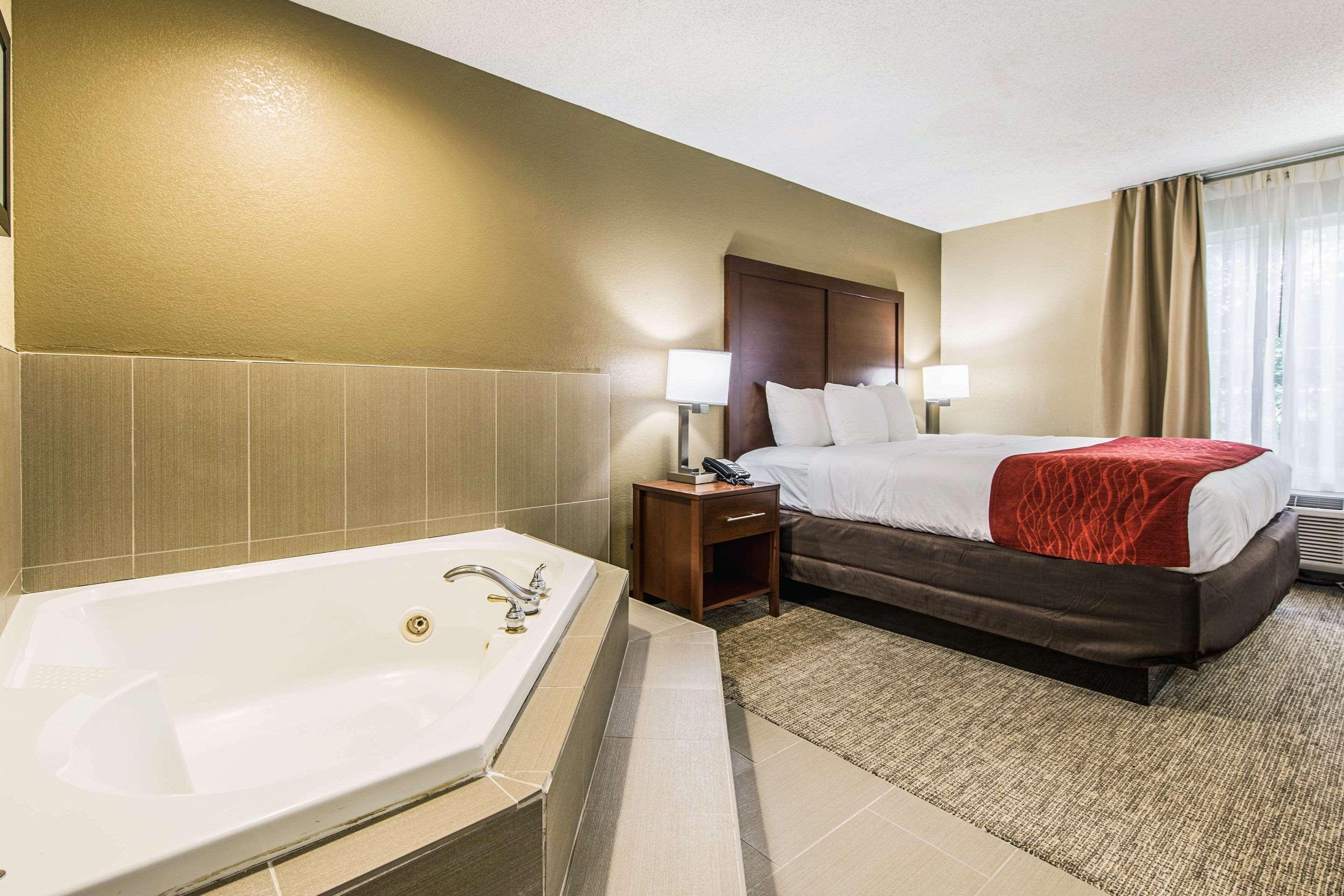 Comfort Inn & Suites Greenwood Near University Exteriör bild