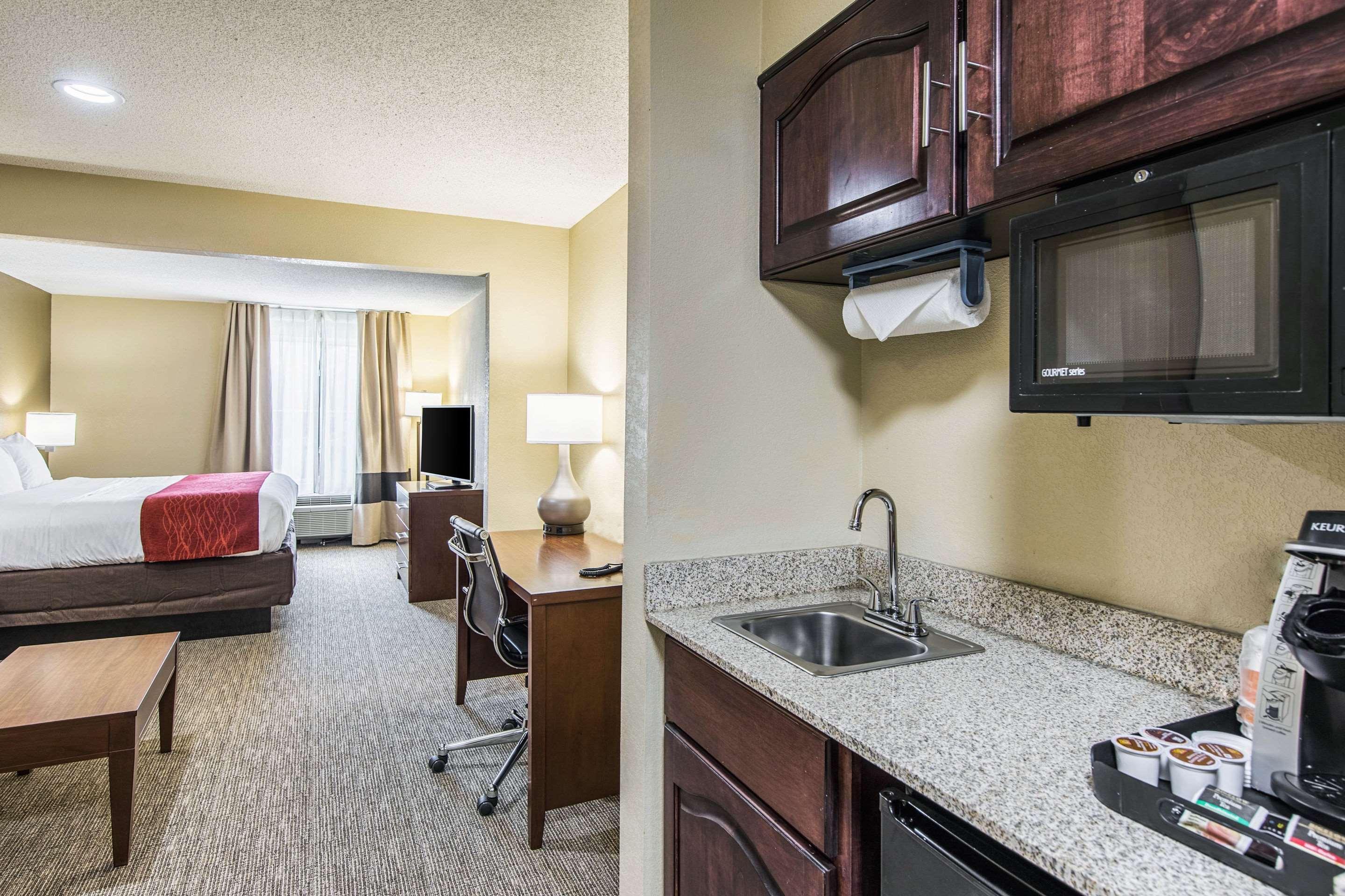 Comfort Inn & Suites Greenwood Near University Exteriör bild