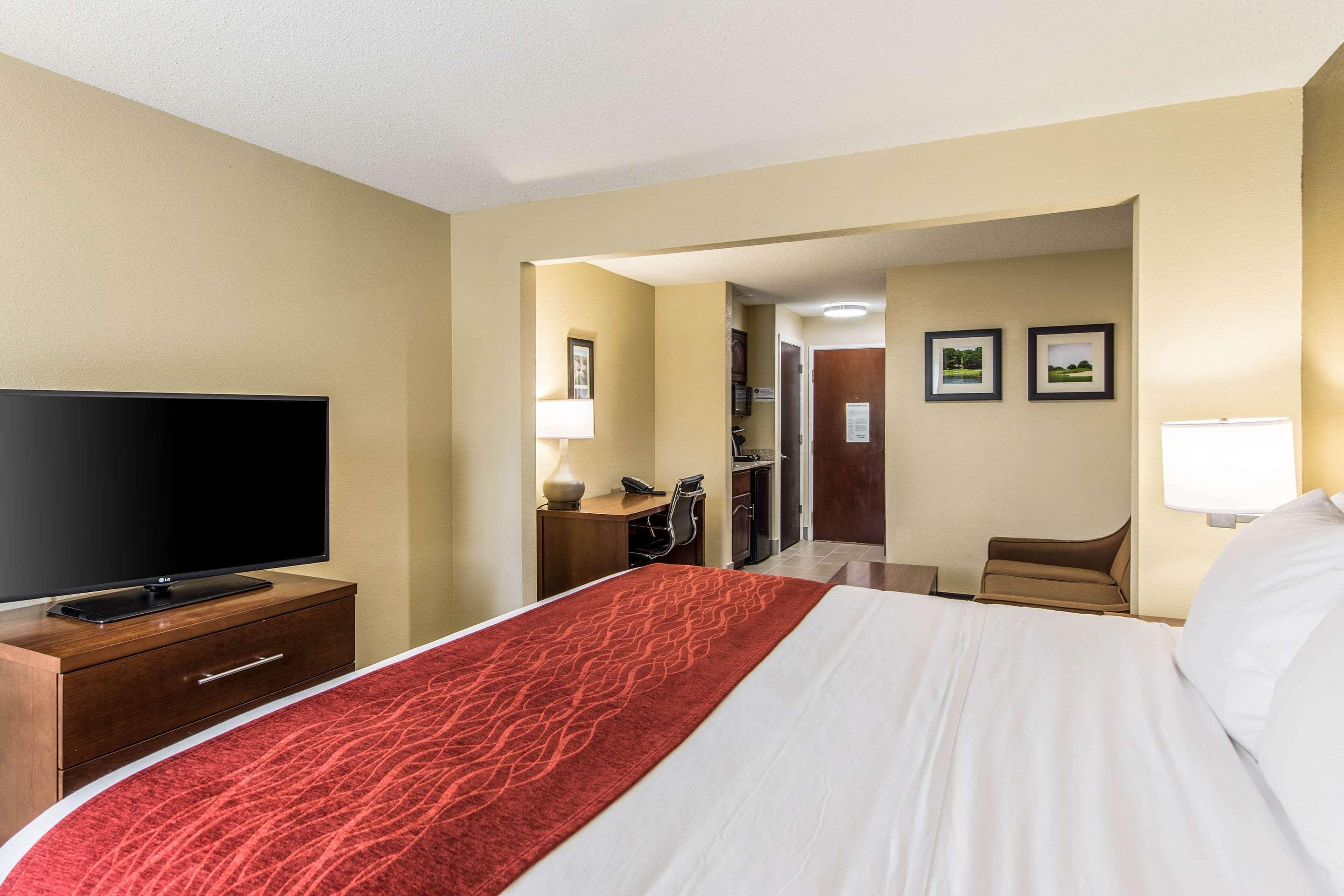 Comfort Inn & Suites Greenwood Near University Exteriör bild