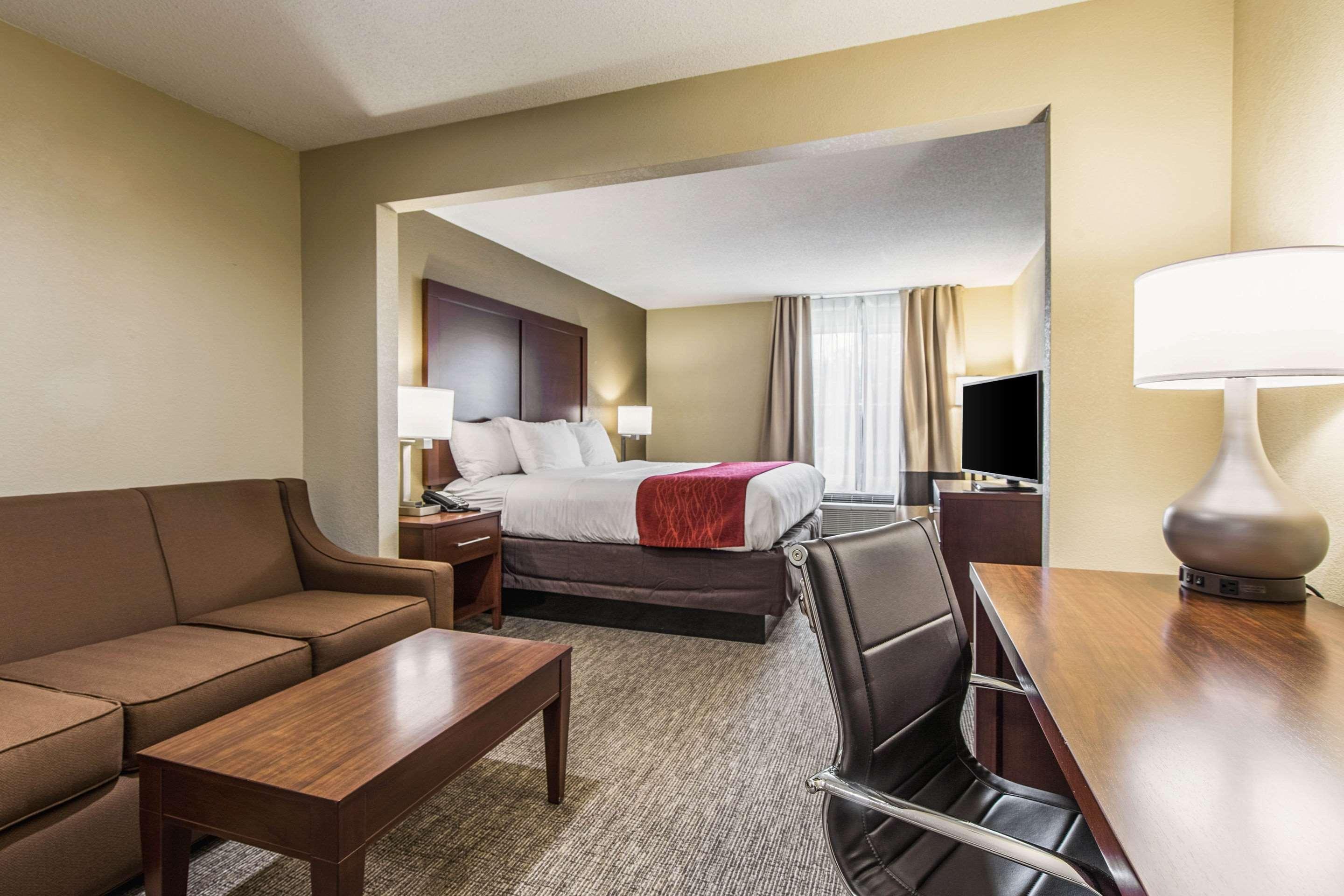 Comfort Inn & Suites Greenwood Near University Exteriör bild