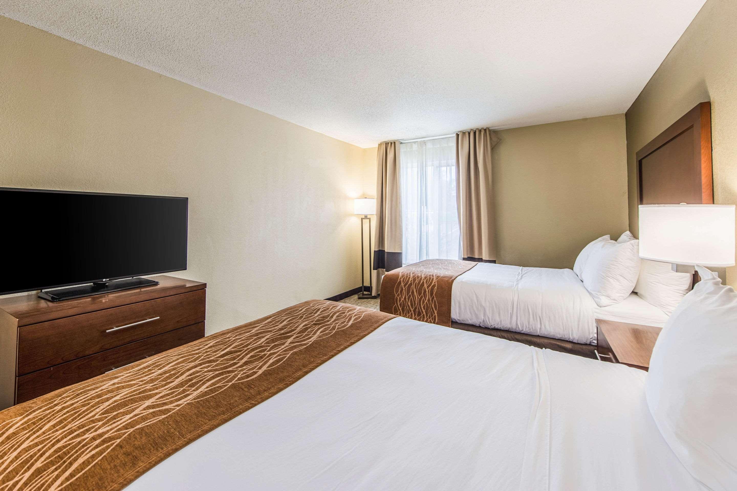 Comfort Inn & Suites Greenwood Near University Exteriör bild