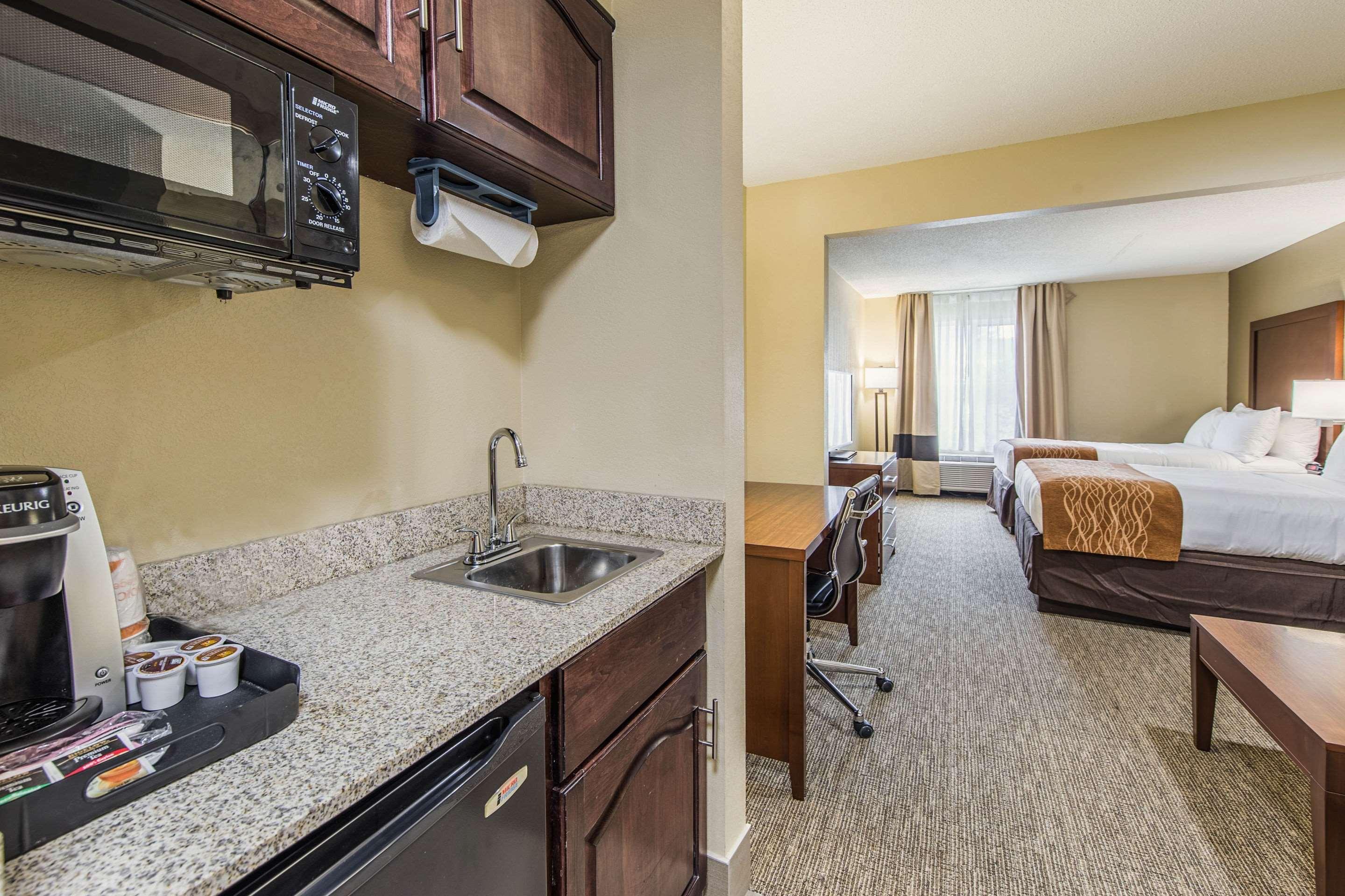 Comfort Inn & Suites Greenwood Near University Exteriör bild