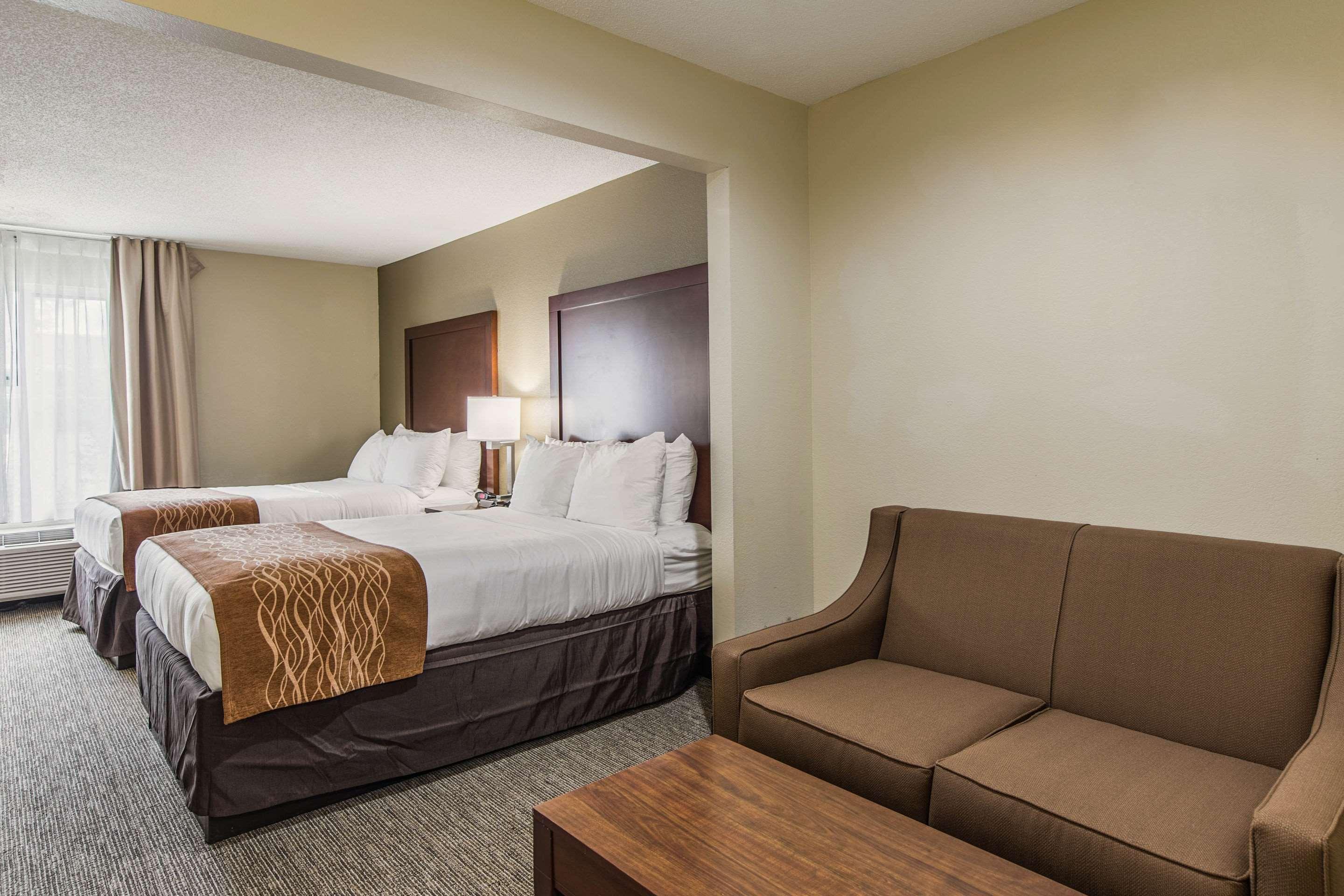 Comfort Inn & Suites Greenwood Near University Exteriör bild