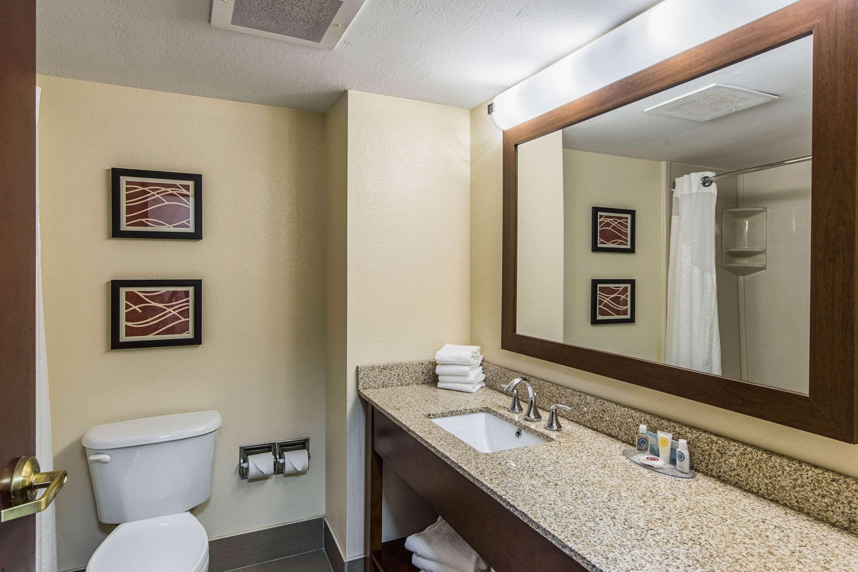 Comfort Inn & Suites Greenwood Near University Exteriör bild