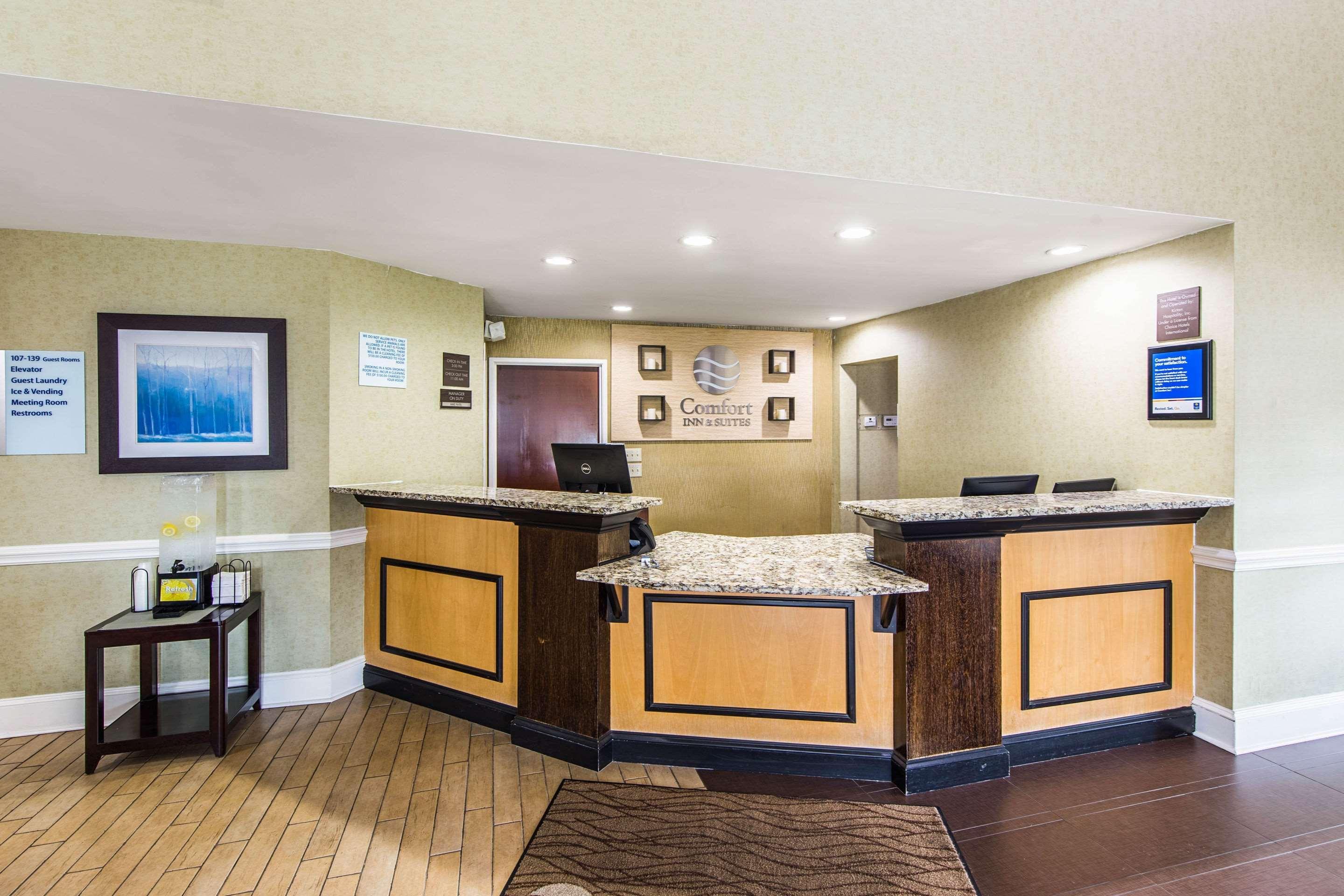 Comfort Inn & Suites Greenwood Near University Exteriör bild