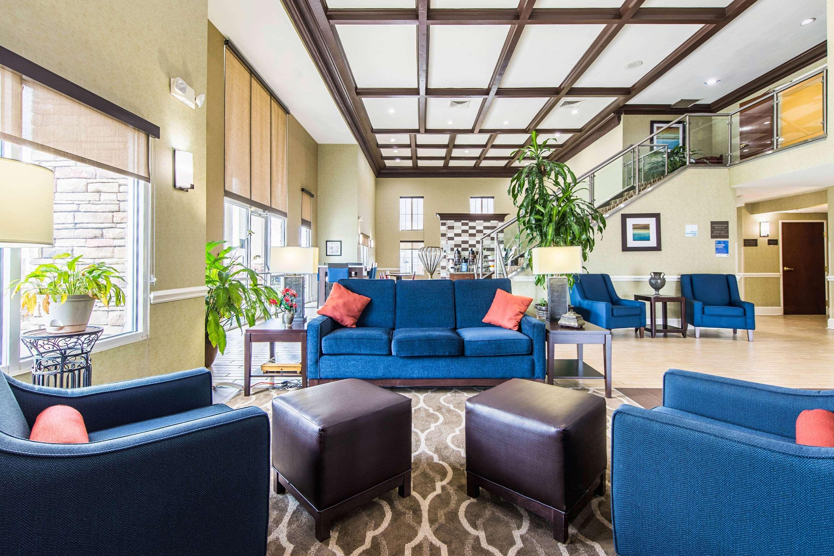 Comfort Inn & Suites Greenwood Near University Exteriör bild